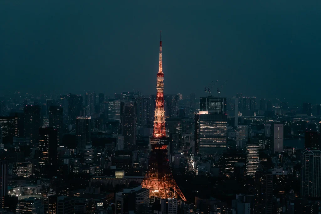 Tokyo de nuit, enseignes lumineuses et gratte-ciel