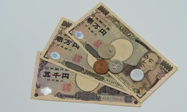 Budget voyage au japon : Billets et pièces en yens japonais, la monnaie officielle du Japon utilisée pour les paiements du quotidien.