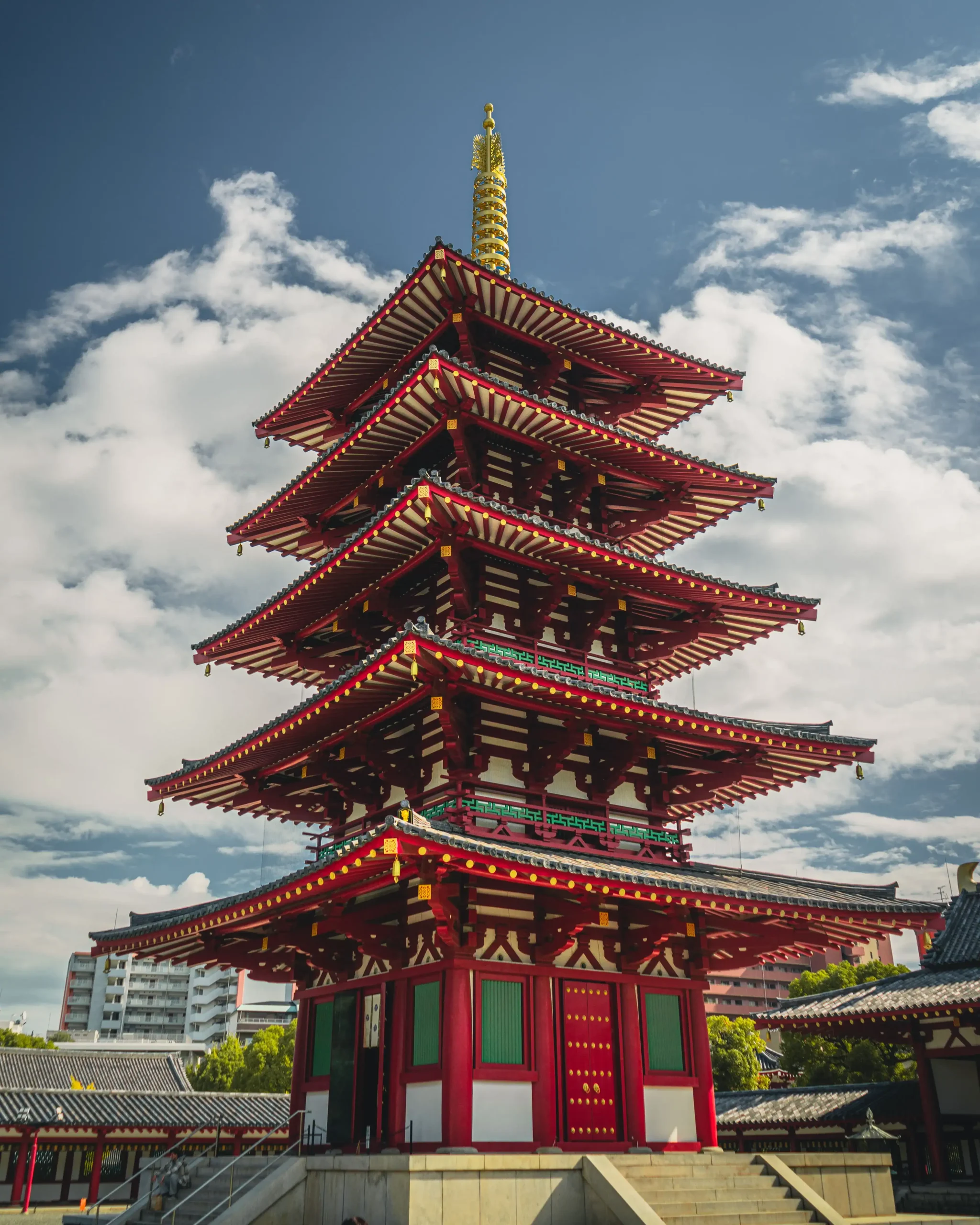 Pagode traditionnelle du temple Shitennoji à Osaka, un lieu historique à découvrir lors d'un voyage au Japon